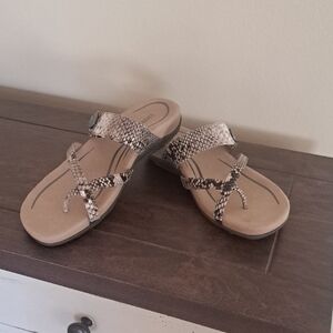Aetrex Izzy Snakeskin Toe Post Sandal with One Velcro Strap. Sz9-9.5 Sandals